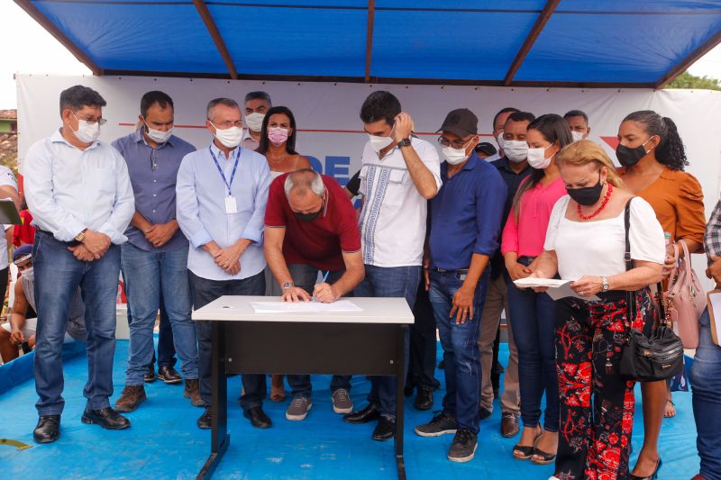 O governo do Estado, por meio da Companhia de Portos e Hidrovias do Pará (CPH), investirá mais de R$ 2 milhões na reconstrução e adequação do Terminal Hidroviário de Santa Cruz do Arari, na região do Marajó. O governador Helder Barbalho esteve no município na tarde desta quinta (27), para a assinatura da ordem de serviço que autoriza o início das obras, previstas para durar um ano.

FOTOS: MARCO SANTOS/AGPARA <div class='credito_fotos'>Foto: Marco Santos / Ag. Pará   |   <a href='/midias/2021/originais/8666_0371ccde-d28b-f656-11ef-18836868a318.jpg' download><i class='fa-solid fa-download'></i> Download</a></div>