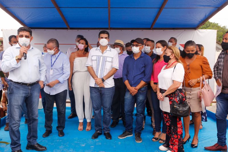 O governo do Estado, por meio da Companhia de Portos e Hidrovias do Pará (CPH), investirá mais de R$ 2 milhões na reconstrução e adequação do Terminal Hidroviário de Santa Cruz do Arari, na região do Marajó. O governador Helder Barbalho esteve no município na tarde desta quinta (27), para a assinatura da ordem de serviço que autoriza o início das obras, previstas para durar um ano.

FOTOS: MARCO SANTOS/AGPARA <div class='credito_fotos'>Foto: Marco Santos / Ag. Pará   |   <a href='/midias/2021/originais/8666_07aa9603-2341-df01-d0d1-eacb53c60559.jpg' download><i class='fa-solid fa-download'></i> Download</a></div>