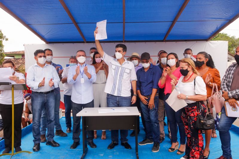 O governo do Estado, por meio da Companhia de Portos e Hidrovias do Pará (CPH), investirá mais de R$ 2 milhões na reconstrução e adequação do Terminal Hidroviário de Santa Cruz do Arari, na região do Marajó. O governador Helder Barbalho esteve no município na tarde desta quinta (27), para a assinatura da ordem de serviço que autoriza o início das obras, previstas para durar um ano.

FOTOS: MARCO SANTOS/AGPARA <div class='credito_fotos'>Foto: Marco Santos / Ag. Pará   |   <a href='/midias/2021/originais/8666_2cf1ba79-acd1-a22d-9ecf-da02181f7686.jpg' download><i class='fa-solid fa-download'></i> Download</a></div>