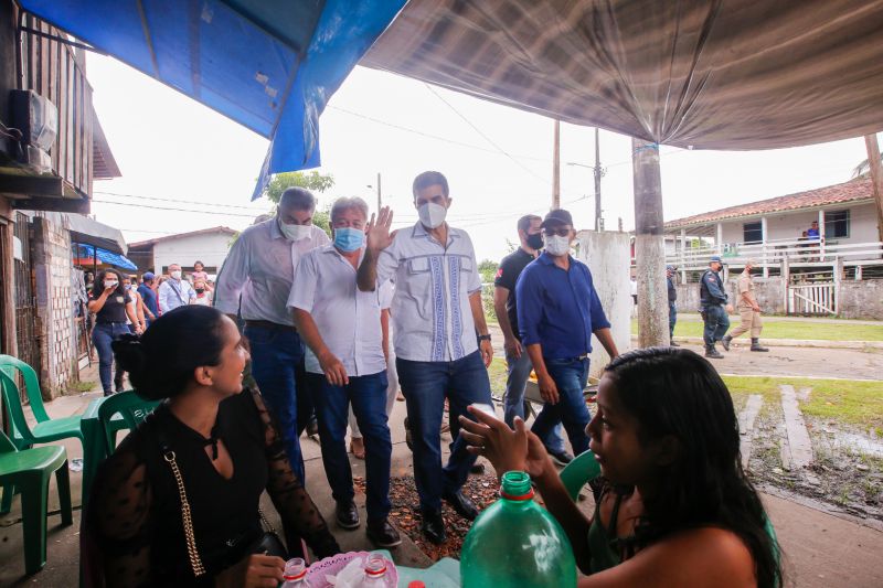 O governo do Estado, por meio da Companhia de Portos e Hidrovias do Pará (CPH), investirá mais de R$ 2 milhões na reconstrução e adequação do Terminal Hidroviário de Santa Cruz do Arari, na região do Marajó. O governador Helder Barbalho esteve no município na tarde desta quinta (27), para a assinatura da ordem de serviço que autoriza o início das obras, previstas para durar um ano.

FOTOS: MARCO SANTOS/AGPARA <div class='credito_fotos'>Foto: Marco Santos / Ag. Pará   |   <a href='/midias/2021/originais/8666_2f22f97f-8059-b8ff-5c4b-f63c37c0a116.jpg' download><i class='fa-solid fa-download'></i> Download</a></div>