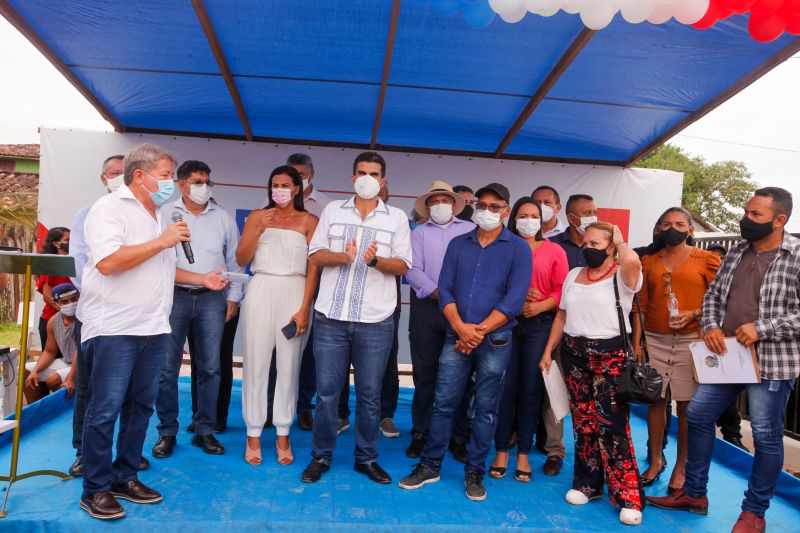 O governo do Estado, por meio da Companhia de Portos e Hidrovias do Pará (CPH), investirá mais de R$ 2 milhões na reconstrução e adequação do Terminal Hidroviário de Santa Cruz do Arari, na região do Marajó. O governador Helder Barbalho esteve no município na tarde desta quinta (27), para a assinatura da ordem de serviço que autoriza o início das obras, previstas para durar um ano.

FOTOS: MARCO SANTOS/AGPARA <div class='credito_fotos'>Foto: Marco Santos / Ag. Pará   |   <a href='/midias/2021/originais/8666_30831b33-b3c2-4339-703b-0ac711ca569c.jpg' download><i class='fa-solid fa-download'></i> Download</a></div>