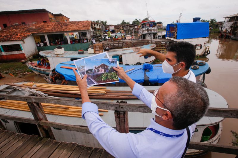 O governo do Estado, por meio da Companhia de Portos e Hidrovias do Pará (CPH), investirá mais de R$ 2 milhões na reconstrução e adequação do Terminal Hidroviário de Santa Cruz do Arari, na região do Marajó. O governador Helder Barbalho esteve no município na tarde desta quinta (27), para a assinatura da ordem de serviço que autoriza o início das obras, previstas para durar um ano.

FOTOS: MARCO SANTOS/AGPARA <div class='credito_fotos'>Foto: Marco Santos / Ag. Pará   |   <a href='/midias/2021/originais/8666_374183fe-bf96-f4b5-d378-c40bebc85d6a.jpg' download><i class='fa-solid fa-download'></i> Download</a></div>