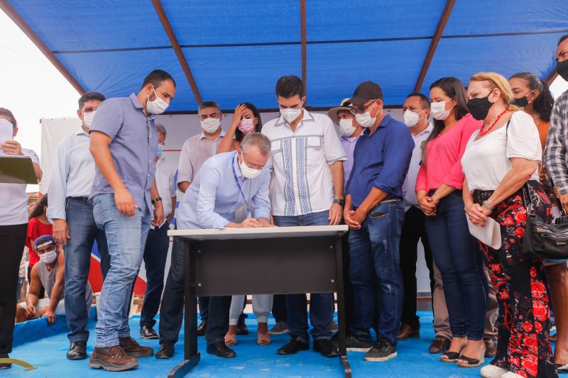 O governo do Estado, por meio da Companhia de Portos e Hidrovias do Pará (CPH), investirá mais de R$ 2 milhões na reconstrução e adequação do Terminal Hidroviário de Santa Cruz do Arari, na região do Marajó. O governador Helder Barbalho esteve no município na tarde desta quinta (27), para a assinatura da ordem de serviço que autoriza o início das obras, previstas para durar um ano.

FOTOS: MARCO SANTOS/AGPARA <div class='credito_fotos'>Foto: Marco Santos / Ag. Pará   |   <a href='/midias/2021/originais/8666_43f69511-03a7-fc76-bab2-81ef67778b41.jpg' download><i class='fa-solid fa-download'></i> Download</a></div>