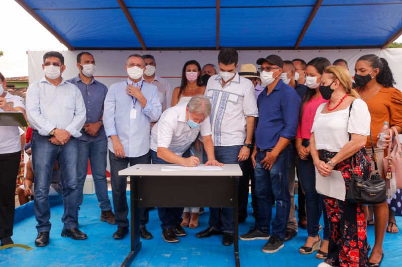 O governo do Estado, por meio da Companhia de Portos e Hidrovias do Pará (CPH), investirá mais de R$ 2 milhões na reconstrução e adequação do Terminal Hidroviário de Santa Cruz do Arari, na região do Marajó. O governador Helder Barbalho esteve no município na tarde desta quinta (27), para a assinatura da ordem de serviço que autoriza o início das obras, previstas para durar um ano.

FOTOS: MARCO SANTOS/AGPARA <div class='credito_fotos'>Foto: Marco Santos / Ag. Pará   |   <a href='/midias/2021/originais/8666_4e467d28-22d7-1f59-1296-be5043cf18fa.jpg' download><i class='fa-solid fa-download'></i> Download</a></div>