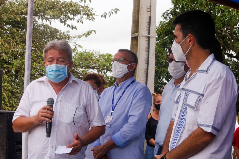 O governo do Estado, por meio da Companhia de Portos e Hidrovias do Pará (CPH), investirá mais de R$ 2 milhões na reconstrução e adequação do Terminal Hidroviário de Santa Cruz do Arari, na região do Marajó. O governador Helder Barbalho esteve no município na tarde desta quinta (27), para a assinatura da ordem de serviço que autoriza o início das obras, previstas para durar um ano.

FOTOS: MARCO SANTOS/AGPARA <div class='credito_fotos'>Foto: Marco Santos / Ag. Pará   |   <a href='/midias/2021/originais/8666_6155f08e-627b-d9a9-4241-90e4757f472f.jpg' download><i class='fa-solid fa-download'></i> Download</a></div>