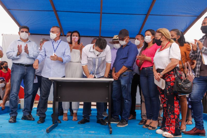 O governo do Estado, por meio da Companhia de Portos e Hidrovias do Pará (CPH), investirá mais de R$ 2 milhões na reconstrução e adequação do Terminal Hidroviário de Santa Cruz do Arari, na região do Marajó. O governador Helder Barbalho esteve no município na tarde desta quinta (27), para a assinatura da ordem de serviço que autoriza o início das obras, previstas para durar um ano.

FOTOS: MARCO SANTOS/AGPARA <div class='credito_fotos'>Foto: Marco Santos / Ag. Pará   |   <a href='/midias/2021/originais/8666_9167c928-0d02-bda6-43d8-454aab859997.jpg' download><i class='fa-solid fa-download'></i> Download</a></div>