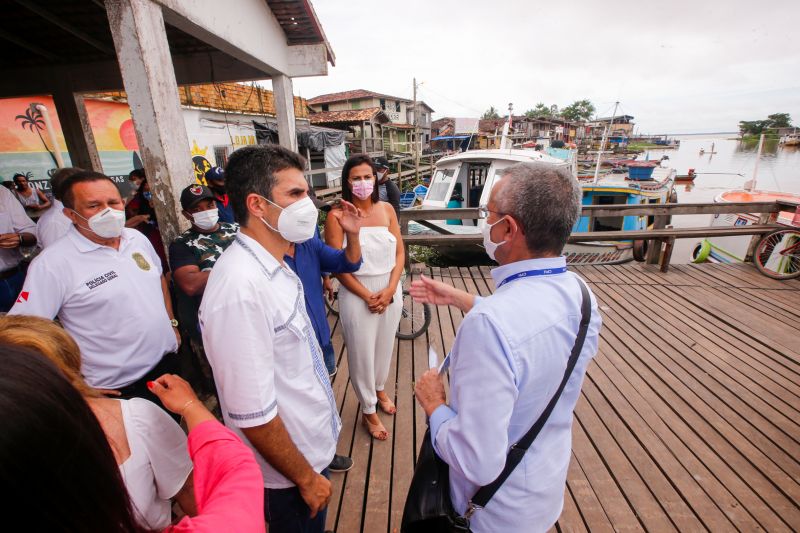 O governo do Estado, por meio da Companhia de Portos e Hidrovias do Pará (CPH), investirá mais de R$ 2 milhões na reconstrução e adequação do Terminal Hidroviário de Santa Cruz do Arari, na região do Marajó. O governador Helder Barbalho esteve no município na tarde desta quinta (27), para a assinatura da ordem de serviço que autoriza o início das obras, previstas para durar um ano.

FOTOS: MARCO SANTOS/AGPARA <div class='credito_fotos'>Foto: Marco Santos / Ag. Pará   |   <a href='/midias/2021/originais/8666_9214a13c-5b87-07fc-e948-9a6f4489b747.jpg' download><i class='fa-solid fa-download'></i> Download</a></div>