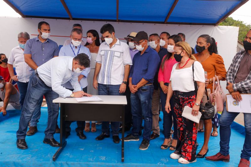 O governo do Estado, por meio da Companhia de Portos e Hidrovias do Pará (CPH), investirá mais de R$ 2 milhões na reconstrução e adequação do Terminal Hidroviário de Santa Cruz do Arari, na região do Marajó. O governador Helder Barbalho esteve no município na tarde desta quinta (27), para a assinatura da ordem de serviço que autoriza o início das obras, previstas para durar um ano.

FOTOS: MARCO SANTOS/AGPARA <div class='credito_fotos'>Foto: Marco Santos / Ag. Pará   |   <a href='/midias/2021/originais/8666_962944b1-f696-3850-a45f-acd053d00cfe.jpg' download><i class='fa-solid fa-download'></i> Download</a></div>