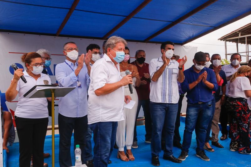 O governo do Estado, por meio da Companhia de Portos e Hidrovias do Pará (CPH), investirá mais de R$ 2 milhões na reconstrução e adequação do Terminal Hidroviário de Santa Cruz do Arari, na região do Marajó. O governador Helder Barbalho esteve no município na tarde desta quinta (27), para a assinatura da ordem de serviço que autoriza o início das obras, previstas para durar um ano.

FOTOS: MARCO SANTOS/AGPARA <div class='credito_fotos'>Foto: Marco Santos / Ag. Pará   |   <a href='/midias/2021/originais/8666_a949db4d-943e-7e9a-ed2b-c9a35877c3f5.jpg' download><i class='fa-solid fa-download'></i> Download</a></div>