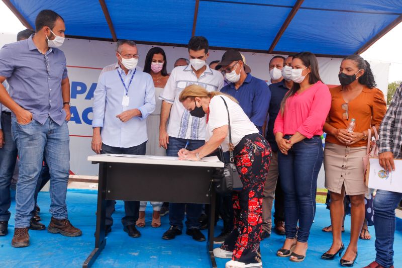 O governo do Estado, por meio da Companhia de Portos e Hidrovias do Pará (CPH), investirá mais de R$ 2 milhões na reconstrução e adequação do Terminal Hidroviário de Santa Cruz do Arari, na região do Marajó. O governador Helder Barbalho esteve no município na tarde desta quinta (27), para a assinatura da ordem de serviço que autoriza o início das obras, previstas para durar um ano.

FOTOS: MARCO SANTOS/AGPARA <div class='credito_fotos'>Foto: Marco Santos / Ag. Pará   |   <a href='/midias/2021/originais/8666_b23c257a-c30e-9c16-c361-6aecc19dcd0a.jpg' download><i class='fa-solid fa-download'></i> Download</a></div>