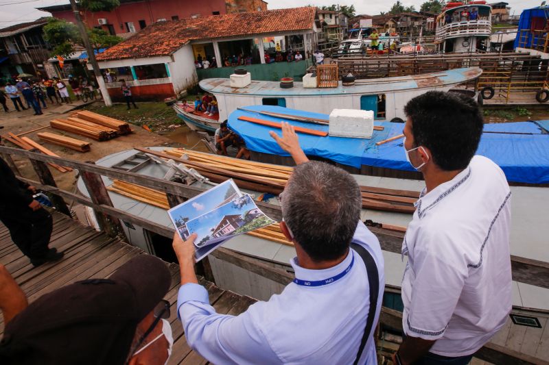O governo do Estado, por meio da Companhia de Portos e Hidrovias do Pará (CPH), investirá mais de R$ 2 milhões na reconstrução e adequação do Terminal Hidroviário de Santa Cruz do Arari, na região do Marajó. O governador Helder Barbalho esteve no município na tarde desta quinta (27), para a assinatura da ordem de serviço que autoriza o início das obras, previstas para durar um ano.

FOTOS: MARCO SANTOS/AGPARA <div class='credito_fotos'>Foto: Marco Santos / Ag. Pará   |   <a href='/midias/2021/originais/8666_c8065ac6-833b-bd23-fdc9-22b0057529a5.jpg' download><i class='fa-solid fa-download'></i> Download</a></div>
