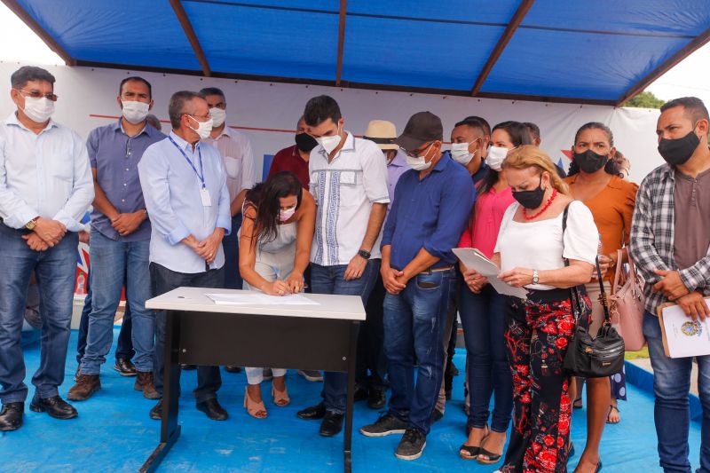 O governo do Estado, por meio da Companhia de Portos e Hidrovias do Pará (CPH), investirá mais de R$ 2 milhões na reconstrução e adequação do Terminal Hidroviário de Santa Cruz do Arari, na região do Marajó. O governador Helder Barbalho esteve no município na tarde desta quinta (27), para a assinatura da ordem de serviço que autoriza o início das obras, previstas para durar um ano.

FOTOS: MARCO SANTOS/AGPARA <div class='credito_fotos'>Foto: Marco Santos / Ag. Pará   |   <a href='/midias/2021/originais/8666_d2da3291-e4b5-627e-fa1f-f2175f7bb873.jpg' download><i class='fa-solid fa-download'></i> Download</a></div>