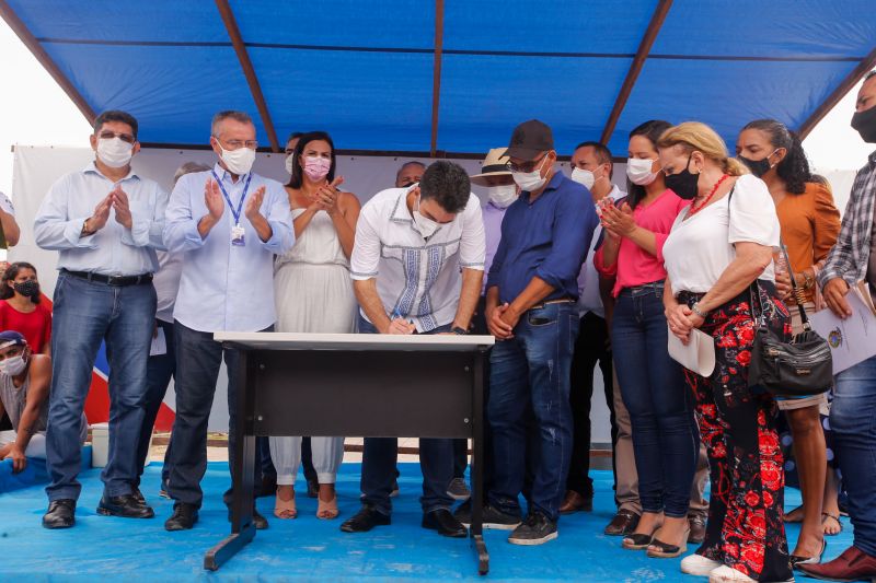 O governo do Estado, por meio da Companhia de Portos e Hidrovias do Pará (CPH), investirá mais de R$ 2 milhões na reconstrução e adequação do Terminal Hidroviário de Santa Cruz do Arari, na região do Marajó. O governador Helder Barbalho esteve no município na tarde desta quinta (27), para a assinatura da ordem de serviço que autoriza o início das obras, previstas para durar um ano.

FOTOS: MARCO SANTOS/AGPARA <div class='credito_fotos'>Foto: Marco Santos / Ag. Pará   |   <a href='/midias/2021/originais/8666_eaf281a9-6841-2668-aa0f-4c1525d3d163.jpg' download><i class='fa-solid fa-download'></i> Download</a></div>