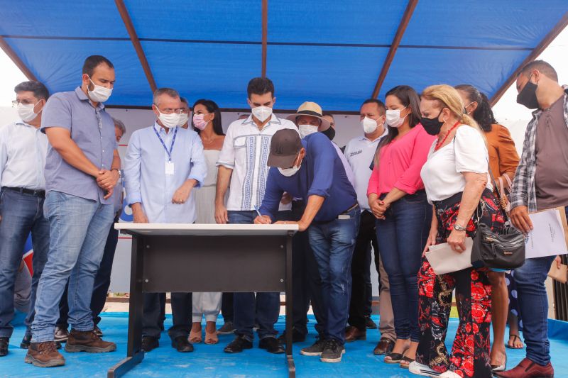 O governo do Estado, por meio da Companhia de Portos e Hidrovias do Pará (CPH), investirá mais de R$ 2 milhões na reconstrução e adequação do Terminal Hidroviário de Santa Cruz do Arari, na região do Marajó. O governador Helder Barbalho esteve no município na tarde desta quinta (27), para a assinatura da ordem de serviço que autoriza o início das obras, previstas para durar um ano.

FOTOS: MARCO SANTOS/AGPARA <div class='credito_fotos'>Foto: Marco Santos / Ag. Pará   |   <a href='/midias/2021/originais/8666_ebf3612b-c018-d83c-aa80-acfcfb8b3a70.jpg' download><i class='fa-solid fa-download'></i> Download</a></div>