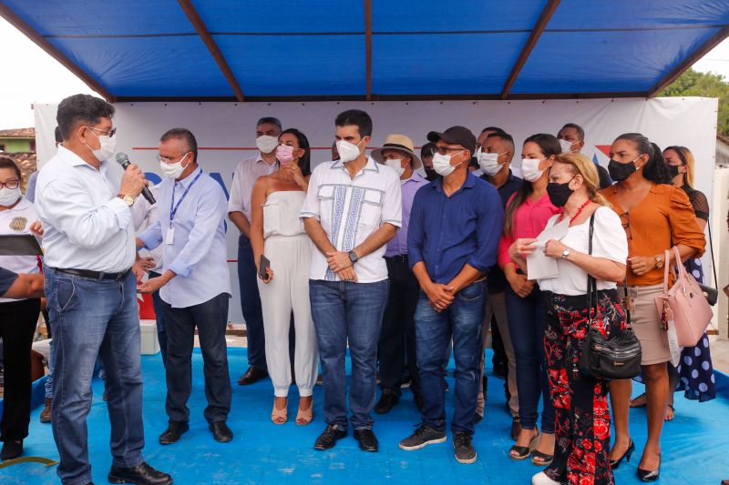 O governo do Estado, por meio da Companhia de Portos e Hidrovias do Pará (CPH), investirá mais de R$ 2 milhões na reconstrução e adequação do Terminal Hidroviário de Santa Cruz do Arari, na região do Marajó. O governador Helder Barbalho esteve no município na tarde desta quinta (27), para a assinatura da ordem de serviço que autoriza o início das obras, previstas para durar um ano.

FOTOS: MARCO SANTOS/AGPARA <div class='credito_fotos'>Foto: Marco Santos / Ag. Pará   |   <a href='/midias/2021/originais/8666_f1eb2808-aba2-0b37-79ec-ba2e992c9509.jpg' download><i class='fa-solid fa-download'></i> Download</a></div>