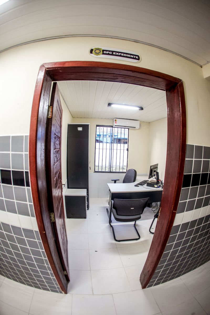 Em continuidade à agenda na região do Marajó, o governador Helder Barbalho esteve em Santa Cruz do Arari, na tarde desta quinta-feira (27), para entregar a nova Delegacia de Polícia Civil. O órgão contribuirá de forma decisiva para a melhoria da segurança dos 10 mil habitantes do município. A obra, viabilizada com recursos do Fundo de Investimento da Segurança Pública (Fisp), significa um investimento de quase R$ 269 mil.

FOTOS: MARCO SANTOS / AG.PARÁ <div class='credito_fotos'>Foto: Marco Santos / Ag. Pará   |   <a href='/midias/2021/originais/8668_1f7abc98-2e7f-ff0e-5bc9-5aabd1ddc230.jpg' download><i class='fa-solid fa-download'></i> Download</a></div>