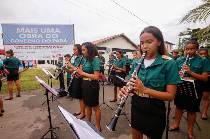 Em continuidade à agenda na região do Marajó, o governador Helder Barbalho esteve em Santa Cruz do Arari, na tarde desta quinta-feira (27), para entregar a nova Delegacia de Polícia Civil. O órgão contribuirá de forma decisiva para a melhoria da segurança dos 10 mil habitantes do município. A obra, viabilizada com recursos do Fundo de Investimento da Segurança Pública (Fisp), significa um investimento de quase R$ 269 mil.

FOTOS: MARCO SANTOS / AG.PARÁ <div class='credito_fotos'>Foto: Marco Santos / Ag. Pará   |   <a href='/midias/2021/originais/8668_2ac8fe12-8c89-1295-3a3f-913a4e2a5ccb.jpg' download><i class='fa-solid fa-download'></i> Download</a></div>