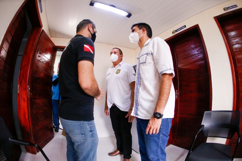 Em continuidade à agenda na região do Marajó, o governador Helder Barbalho esteve em Santa Cruz do Arari, na tarde desta quinta-feira (27), para entregar a nova Delegacia de Polícia Civil. O órgão contribuirá de forma decisiva para a melhoria da segurança dos 10 mil habitantes do município. A obra, viabilizada com recursos do Fundo de Investimento da Segurança Pública (Fisp), significa um investimento de quase R$ 269 mil.

FOTOS: MARCO SANTOS / AG.PARÁ <div class='credito_fotos'>Foto: Marco Santos / Ag. Pará   |   <a href='/midias/2021/originais/8668_4a197ff4-c080-3076-3398-936e21a4ecee.jpg' download><i class='fa-solid fa-download'></i> Download</a></div>