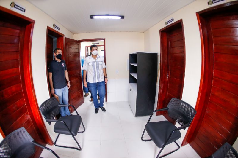 Em continuidade à agenda na região do Marajó, o governador Helder Barbalho esteve em Santa Cruz do Arari, na tarde desta quinta-feira (27), para entregar a nova Delegacia de Polícia Civil. O órgão contribuirá de forma decisiva para a melhoria da segurança dos 10 mil habitantes do município. A obra, viabilizada com recursos do Fundo de Investimento da Segurança Pública (Fisp), significa um investimento de quase R$ 269 mil.

FOTOS: MARCO SANTOS / AG.PARÁ <div class='credito_fotos'>Foto: Marco Santos / Ag. Pará   |   <a href='/midias/2021/originais/8668_535ce0cc-aeae-042d-3a5c-2993f5006f39.jpg' download><i class='fa-solid fa-download'></i> Download</a></div>