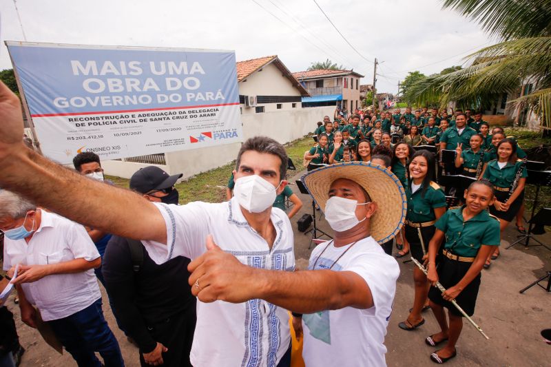 Em continuidade à agenda na região do Marajó, o governador Helder Barbalho esteve em Santa Cruz do Arari, na tarde desta quinta-feira (27), para entregar a nova Delegacia de Polícia Civil. O órgão contribuirá de forma decisiva para a melhoria da segurança dos 10 mil habitantes do município. A obra, viabilizada com recursos do Fundo de Investimento da Segurança Pública (Fisp), significa um investimento de quase R$ 269 mil.

FOTOS: MARCO SANTOS / AG.PARÁ <div class='credito_fotos'>Foto: Marco Santos / Ag. Pará   |   <a href='/midias/2021/originais/8668_6129ab5b-e16b-5499-6f04-c72ab5a729a6.jpg' download><i class='fa-solid fa-download'></i> Download</a></div>