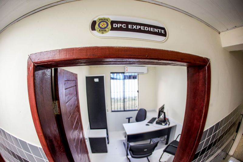 Em continuidade à agenda na região do Marajó, o governador Helder Barbalho esteve em Santa Cruz do Arari, na tarde desta quinta-feira (27), para entregar a nova Delegacia de Polícia Civil. O órgão contribuirá de forma decisiva para a melhoria da segurança dos 10 mil habitantes do município. A obra, viabilizada com recursos do Fundo de Investimento da Segurança Pública (Fisp), significa um investimento de quase R$ 269 mil.

FOTOS: MARCO SANTOS / AG.PARÁ <div class='credito_fotos'>Foto: Marco Santos / Ag. Pará   |   <a href='/midias/2021/originais/8668_686de6d5-56ec-4e5b-6acd-c51c80f43e52.jpg' download><i class='fa-solid fa-download'></i> Download</a></div>