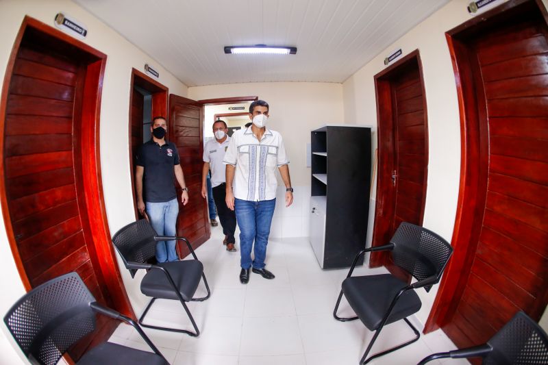 Em continuidade à agenda na região do Marajó, o governador Helder Barbalho esteve em Santa Cruz do Arari, na tarde desta quinta-feira (27), para entregar a nova Delegacia de Polícia Civil. O órgão contribuirá de forma decisiva para a melhoria da segurança dos 10 mil habitantes do município. A obra, viabilizada com recursos do Fundo de Investimento da Segurança Pública (Fisp), significa um investimento de quase R$ 269 mil.

FOTOS: MARCO SANTOS / AG.PARÁ <div class='credito_fotos'>Foto: Marco Santos / Ag. Pará   |   <a href='/midias/2021/originais/8668_6ec898c0-92f5-be65-d809-23ba948b3dc1.jpg' download><i class='fa-solid fa-download'></i> Download</a></div>