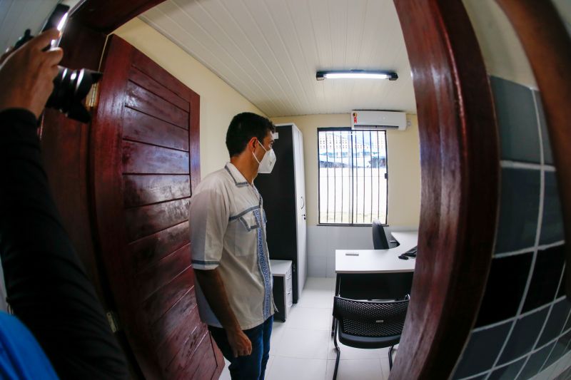 Em continuidade à agenda na região do Marajó, o governador Helder Barbalho esteve em Santa Cruz do Arari, na tarde desta quinta-feira (27), para entregar a nova Delegacia de Polícia Civil. O órgão contribuirá de forma decisiva para a melhoria da segurança dos 10 mil habitantes do município. A obra, viabilizada com recursos do Fundo de Investimento da Segurança Pública (Fisp), significa um investimento de quase R$ 269 mil.

FOTOS: MARCO SANTOS / AG.PARÁ <div class='credito_fotos'>Foto: Marco Santos / Ag. Pará   |   <a href='/midias/2021/originais/8668_86ab1921-f87c-44e9-15ef-df1fcc367496.jpg' download><i class='fa-solid fa-download'></i> Download</a></div>