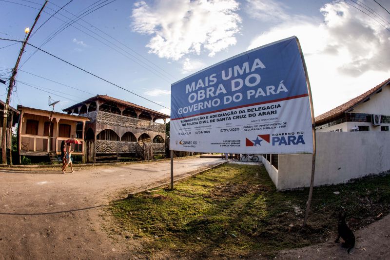 Em continuidade à agenda na região do Marajó, o governador Helder Barbalho esteve em Santa Cruz do Arari, na tarde desta quinta-feira (27), para entregar a nova Delegacia de Polícia Civil. O órgão contribuirá de forma decisiva para a melhoria da segurança dos 10 mil habitantes do município. A obra, viabilizada com recursos do Fundo de Investimento da Segurança Pública (Fisp), significa um investimento de quase R$ 269 mil.

FOTOS: MARCO SANTOS / AG.PARÁ <div class='credito_fotos'>Foto: Marco Santos / Ag. Pará   |   <a href='/midias/2021/originais/8668_86f82916-5cd2-4d47-954b-df83e35c9966.jpg' download><i class='fa-solid fa-download'></i> Download</a></div>