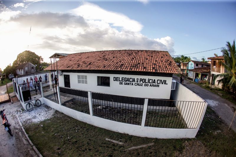 Em continuidade à agenda na região do Marajó, o governador Helder Barbalho esteve em Santa Cruz do Arari, na tarde desta quinta-feira (27), para entregar a nova Delegacia de Polícia Civil. O órgão contribuirá de forma decisiva para a melhoria da segurança dos 10 mil habitantes do município. A obra, viabilizada com recursos do Fundo de Investimento da Segurança Pública (Fisp), significa um investimento de quase R$ 269 mil.

FOTOS: MARCO SANTOS / AG.PARÁ <div class='credito_fotos'>Foto: Marco Santos / Ag. Pará   |   <a href='/midias/2021/originais/8668_9147f9cd-a0e8-0f86-335c-102aa325d021.jpg' download><i class='fa-solid fa-download'></i> Download</a></div>