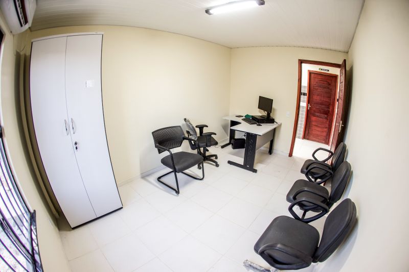 Em continuidade à agenda na região do Marajó, o governador Helder Barbalho esteve em Santa Cruz do Arari, na tarde desta quinta-feira (27), para entregar a nova Delegacia de Polícia Civil. O órgão contribuirá de forma decisiva para a melhoria da segurança dos 10 mil habitantes do município. A obra, viabilizada com recursos do Fundo de Investimento da Segurança Pública (Fisp), significa um investimento de quase R$ 269 mil.

FOTOS: MARCO SANTOS / AG.PARÁ <div class='credito_fotos'>Foto: Marco Santos / Ag. Pará   |   <a href='/midias/2021/originais/8668_9db0ef83-0eff-7e91-8ebb-28b4743154e8.jpg' download><i class='fa-solid fa-download'></i> Download</a></div>