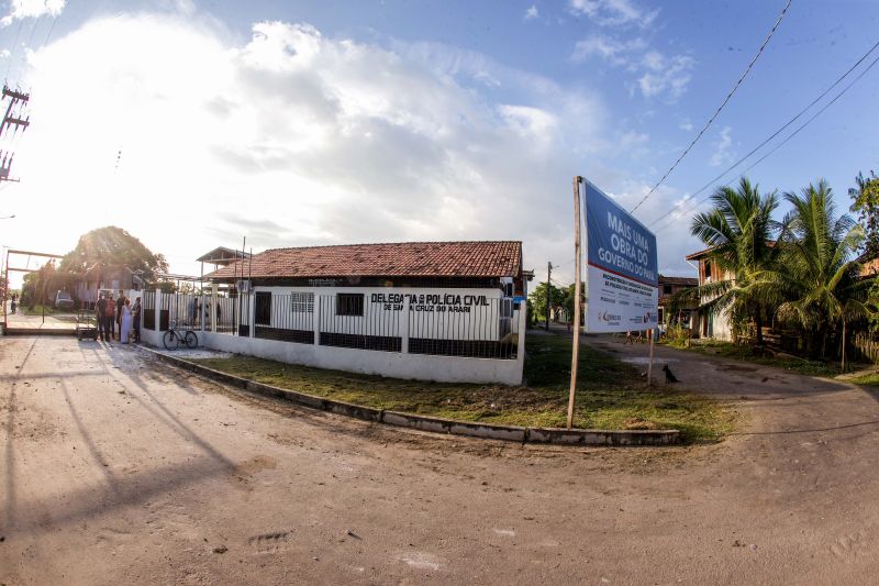 Em continuidade à agenda na região do Marajó, o governador Helder Barbalho esteve em Santa Cruz do Arari, na tarde desta quinta-feira (27), para entregar a nova Delegacia de Polícia Civil. O órgão contribuirá de forma decisiva para a melhoria da segurança dos 10 mil habitantes do município. A obra, viabilizada com recursos do Fundo de Investimento da Segurança Pública (Fisp), significa um investimento de quase R$ 269 mil.

FOTOS: MARCO SANTOS / AG.PARÁ <div class='credito_fotos'>Foto: Marco Santos / Ag. Pará   |   <a href='/midias/2021/originais/8668_a0c9d5b2-b2a9-bb00-1942-388a3f36b2ac.jpg' download><i class='fa-solid fa-download'></i> Download</a></div>