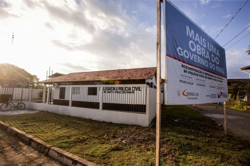 Em continuidade à agenda na região do Marajó, o governador Helder Barbalho esteve em Santa Cruz do Arari, na tarde desta quinta-feira (27), para entregar a nova Delegacia de Polícia Civil. O órgão contribuirá de forma decisiva para a melhoria da segurança dos 10 mil habitantes do município. A obra, viabilizada com recursos do Fundo de Investimento da Segurança Pública (Fisp), significa um investimento de quase R$ 269 mil.

FOTOS: MARCO SANTOS / AG.PARÁ <div class='credito_fotos'>Foto: Marco Santos / Ag. Pará   |   <a href='/midias/2021/originais/8668_a9daf238-425b-affc-54e4-3533ab5dd1a8.jpg' download><i class='fa-solid fa-download'></i> Download</a></div>