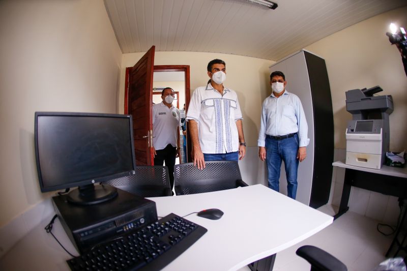 Em continuidade à agenda na região do Marajó, o governador Helder Barbalho esteve em Santa Cruz do Arari, na tarde desta quinta-feira (27), para entregar a nova Delegacia de Polícia Civil. O órgão contribuirá de forma decisiva para a melhoria da segurança dos 10 mil habitantes do município. A obra, viabilizada com recursos do Fundo de Investimento da Segurança Pública (Fisp), significa um investimento de quase R$ 269 mil.

FOTOS: MARCO SANTOS / AG.PARÁ <div class='credito_fotos'>Foto: Marco Santos / Ag. Pará   |   <a href='/midias/2021/originais/8668_ac4e9a1e-cac9-af77-6e0a-df4a6f711fcc.jpg' download><i class='fa-solid fa-download'></i> Download</a></div>