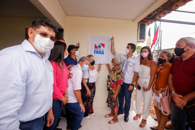 Em continuidade à agenda na região do Marajó, o governador Helder Barbalho esteve em Santa Cruz do Arari, na tarde desta quinta-feira (27), para entregar a nova Delegacia de Polícia Civil. O órgão contribuirá de forma decisiva para a melhoria da segurança dos 10 mil habitantes do município. A obra, viabilizada com recursos do Fundo de Investimento da Segurança Pública (Fisp), significa um investimento de quase R$ 269 mil.

FOTOS: MARCO SANTOS / AG.PARÁ <div class='credito_fotos'>Foto: Marco Santos / Ag. Pará   |   <a href='/midias/2021/originais/8668_aeab6356-3c2f-28d2-c5a0-f4f136fdd1c6.jpg' download><i class='fa-solid fa-download'></i> Download</a></div>