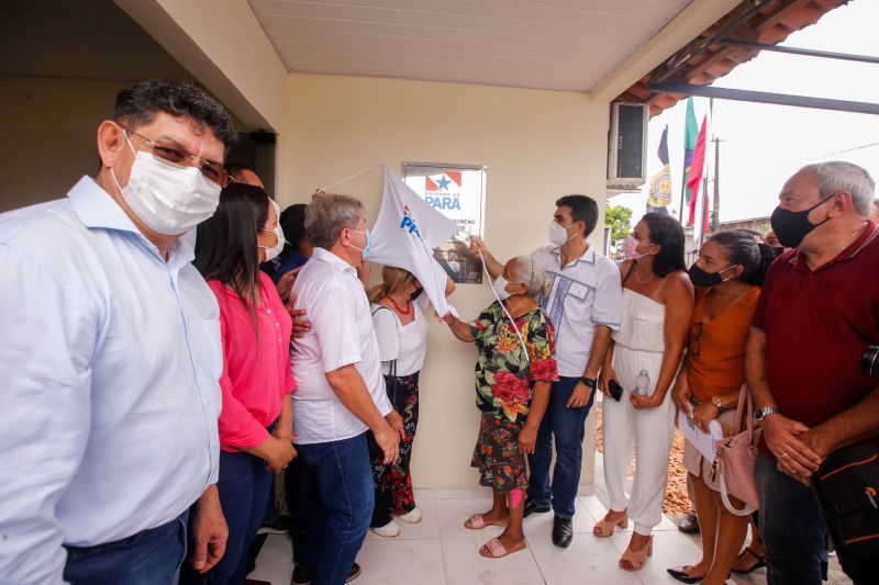 Em continuidade à agenda na região do Marajó, o governador Helder Barbalho esteve em Santa Cruz do Arari, na tarde desta quinta-feira (27), para entregar a nova Delegacia de Polícia Civil. O órgão contribuirá de forma decisiva para a melhoria da segurança dos 10 mil habitantes do município. A obra, viabilizada com recursos do Fundo de Investimento da Segurança Pública (Fisp), significa um investimento de quase R$ 269 mil.

FOTOS: MARCO SANTOS / AG.PARÁ <div class='credito_fotos'>Foto: Marco Santos / Ag. Pará   |   <a href='/midias/2021/originais/8668_c6e35b47-4acf-6615-36de-01a1f8a4dc58.jpg' download><i class='fa-solid fa-download'></i> Download</a></div>