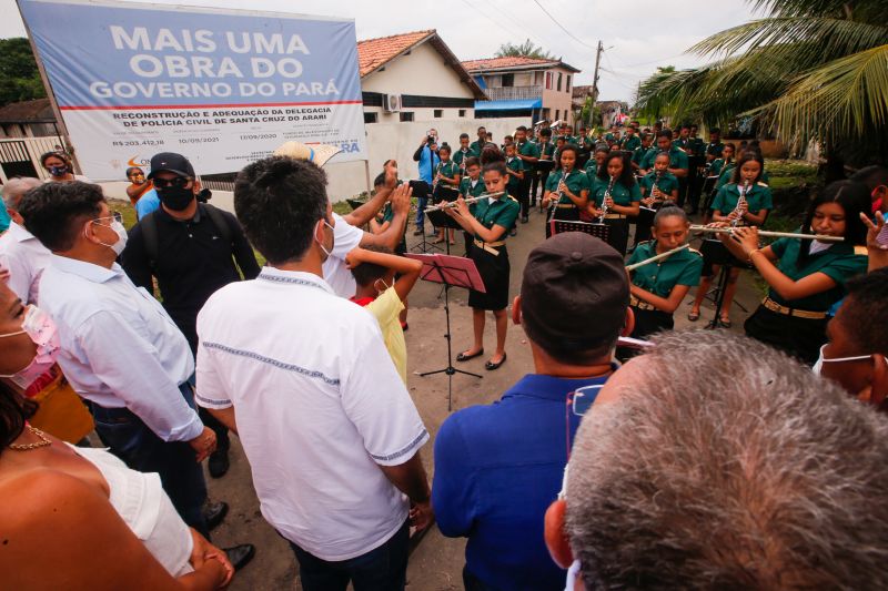 Em continuidade à agenda na região do Marajó, o governador Helder Barbalho esteve em Santa Cruz do Arari, na tarde desta quinta-feira (27), para entregar a nova Delegacia de Polícia Civil. O órgão contribuirá de forma decisiva para a melhoria da segurança dos 10 mil habitantes do município. A obra, viabilizada com recursos do Fundo de Investimento da Segurança Pública (Fisp), significa um investimento de quase R$ 269 mil.

FOTOS: MARCO SANTOS / AG.PARÁ <div class='credito_fotos'>Foto: Marco Santos / Ag. Pará   |   <a href='/midias/2021/originais/8668_cec86362-c5f5-f08e-c8c2-f9fc123e7ff4.jpg' download><i class='fa-solid fa-download'></i> Download</a></div>