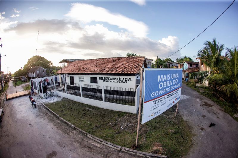 Em continuidade à agenda na região do Marajó, o governador Helder Barbalho esteve em Santa Cruz do Arari, na tarde desta quinta-feira (27), para entregar a nova Delegacia de Polícia Civil. O órgão contribuirá de forma decisiva para a melhoria da segurança dos 10 mil habitantes do município. A obra, viabilizada com recursos do Fundo de Investimento da Segurança Pública (Fisp), significa um investimento de quase R$ 269 mil.

FOTOS: MARCO SANTOS / AG.PARÁ <div class='credito_fotos'>Foto: Marco Santos / Ag. Pará   |   <a href='/midias/2021/originais/8668_d02162d9-99c9-3bce-e37a-875e1628442b.jpg' download><i class='fa-solid fa-download'></i> Download</a></div>