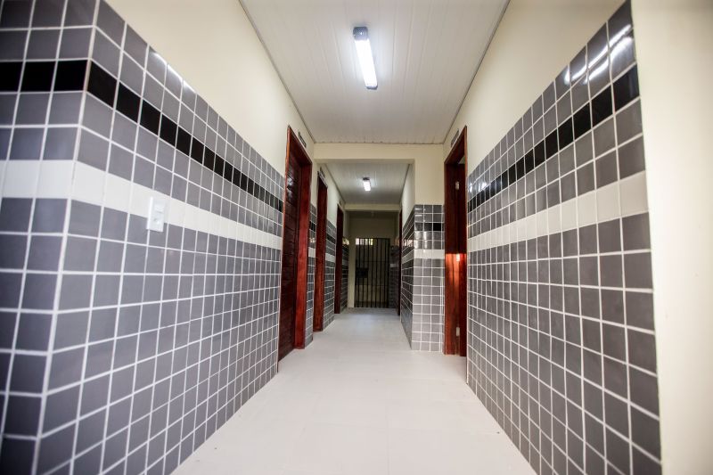 Em continuidade à agenda na região do Marajó, o governador Helder Barbalho esteve em Santa Cruz do Arari, na tarde desta quinta-feira (27), para entregar a nova Delegacia de Polícia Civil. O órgão contribuirá de forma decisiva para a melhoria da segurança dos 10 mil habitantes do município. A obra, viabilizada com recursos do Fundo de Investimento da Segurança Pública (Fisp), significa um investimento de quase R$ 269 mil.

FOTOS: MARCO SANTOS / AG.PARÁ <div class='credito_fotos'>Foto: Marco Santos / Ag. Pará   |   <a href='/midias/2021/originais/8668_ddbbfd1d-32b2-e274-9dd7-952920cd4920.jpg' download><i class='fa-solid fa-download'></i> Download</a></div>