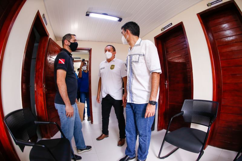 Em continuidade à agenda na região do Marajó, o governador Helder Barbalho esteve em Santa Cruz do Arari, na tarde desta quinta-feira (27), para entregar a nova Delegacia de Polícia Civil. O órgão contribuirá de forma decisiva para a melhoria da segurança dos 10 mil habitantes do município. A obra, viabilizada com recursos do Fundo de Investimento da Segurança Pública (Fisp), significa um investimento de quase R$ 269 mil.

FOTOS: MARCO SANTOS / AG.PARÁ <div class='credito_fotos'>Foto: Marco Santos / Ag. Pará   |   <a href='/midias/2021/originais/8668_e823c00d-b18d-6e00-4a66-db693154a523.jpg' download><i class='fa-solid fa-download'></i> Download</a></div>