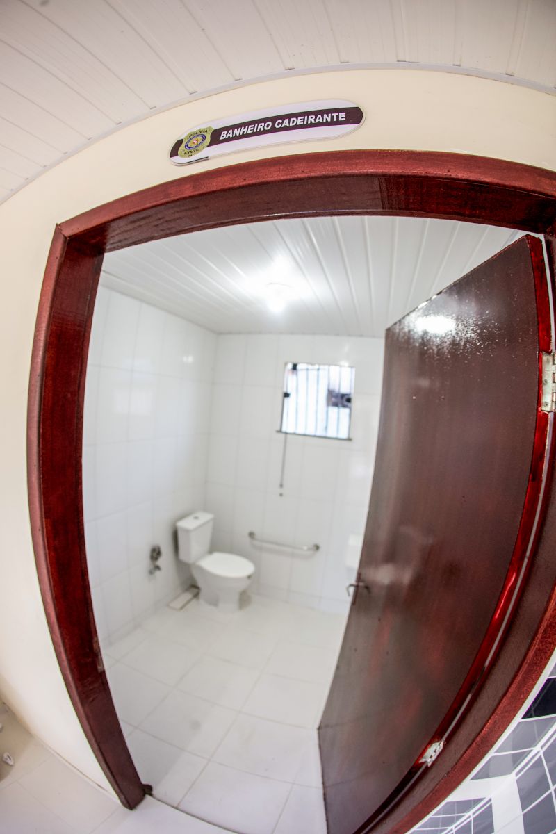 Em continuidade à agenda na região do Marajó, o governador Helder Barbalho esteve em Santa Cruz do Arari, na tarde desta quinta-feira (27), para entregar a nova Delegacia de Polícia Civil. O órgão contribuirá de forma decisiva para a melhoria da segurança dos 10 mil habitantes do município. A obra, viabilizada com recursos do Fundo de Investimento da Segurança Pública (Fisp), significa um investimento de quase R$ 269 mil.

FOTOS: MARCO SANTOS / AG.PARÁ <div class='credito_fotos'>Foto: Marco Santos / Ag. Pará   |   <a href='/midias/2021/originais/8668_ece80ba8-1db4-2b89-ee6b-89fa4a172c3b.jpg' download><i class='fa-solid fa-download'></i> Download</a></div>