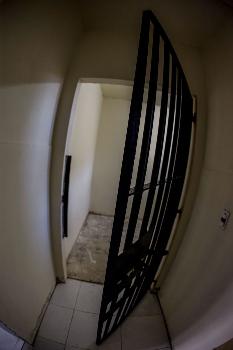 Em continuidade à agenda na região do Marajó, o governador Helder Barbalho esteve em Santa Cruz do Arari, na tarde desta quinta-feira (27), para entregar a nova Delegacia de Polícia Civil. O órgão contribuirá de forma decisiva para a melhoria da segurança dos 10 mil habitantes do município. A obra, viabilizada com recursos do Fundo de Investimento da Segurança Pública (Fisp), significa um investimento de quase R$ 269 mil.

FOTOS: MARCO SANTOS / AG.PARÁ <div class='credito_fotos'>Foto: Marco Santos / Ag. Pará   |   <a href='/midias/2021/originais/8668_ff32bab0-5775-872e-7a0a-86658000112e.jpg' download><i class='fa-solid fa-download'></i> Download</a></div>