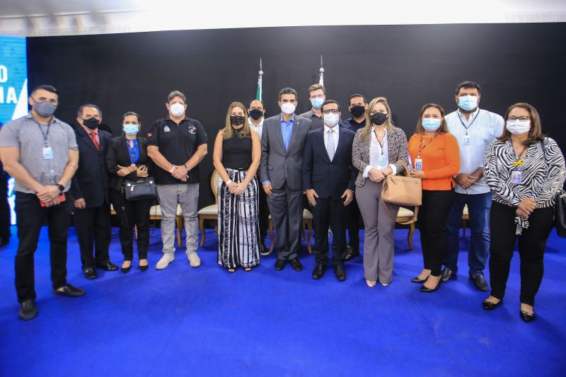 Com o objetivo de formar, qualificar e habilitar jovens de baixa renda como condutores de veÃ­culos automotores, de forma gratuita, o Governo do Estado do ParÃ¡, por meio do Departamento de TrÃ¢nsito do Estado (Detran), lanÃ§ou nesta terÃ§a-feira (1), no PalÃ¡cio dos Despachos, o Programa Social CNH Pai DÃ©gua, voltado especialmente para a inclusÃ£o social e geraÃ§Ã£o de emprego. O Programa serÃ¡ coordenado pelo Detran, que usarÃ¡ recursos prÃ³prios para a sua realizaÃ§Ã£o. <div class='credito_fotos'>Foto: Jader Paes / Agência Pará   |   <a href='/midias/2021/originais/8680_3fce2cee-5e2b-7ba3-273e-27174dbf3cf0.jpg' download><i class='fa-solid fa-download'></i> Download</a></div>