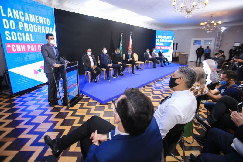 Com o objetivo de formar, qualificar e habilitar jovens de baixa renda como condutores de veÃ­culos automotores, de forma gratuita, o Governo do Estado do ParÃ¡, por meio do Departamento de TrÃ¢nsito do Estado (Detran), lanÃ§ou nesta terÃ§a-feira (1), no PalÃ¡cio dos Despachos, o Programa Social CNH Pai DÃ©gua, voltado especialmente para a inclusÃ£o social e geraÃ§Ã£o de emprego. O Programa serÃ¡ coordenado pelo Detran, que usarÃ¡ recursos prÃ³prios para a sua realizaÃ§Ã£o. <div class='credito_fotos'>Foto: Jader Paes / Agência Pará   |   <a href='/midias/2021/originais/8680_6ebcbb11-e590-ddc5-1a0a-3e76a5c4ae11.jpg' download><i class='fa-solid fa-download'></i> Download</a></div>