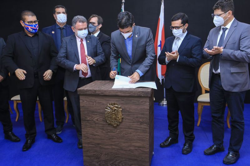 Com o objetivo de formar, qualificar e habilitar jovens de baixa renda como condutores de veÃ­culos automotores, de forma gratuita, o Governo do Estado do ParÃ¡, por meio do Departamento de TrÃ¢nsito do Estado (Detran), lanÃ§ou nesta terÃ§a-feira (1), no PalÃ¡cio dos Despachos, o Programa Social CNH Pai DÃ©gua, voltado especialmente para a inclusÃ£o social e geraÃ§Ã£o de emprego. O Programa serÃ¡ coordenado pelo Detran, que usarÃ¡ recursos prÃ³prios para a sua realizaÃ§Ã£o. <div class='credito_fotos'>Foto: Jader Paes / Agência Pará   |   <a href='/midias/2021/originais/8680_87554efb-e264-b496-4dac-206435727ad7.jpg' download><i class='fa-solid fa-download'></i> Download</a></div>