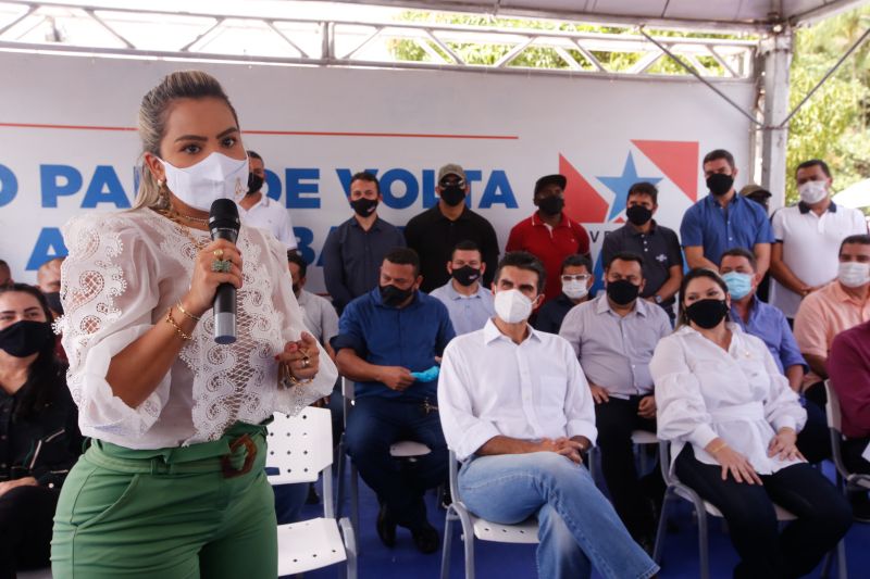 O governador Helder Barbalho participou, na manhÃ£ desta quarta-feira (16), do ato de entrega da nova pavimentaÃ§Ã£o da Estrada da Pirelli, no municÃ­pio de Marituba, RegiÃ£o Metropolitana de BelÃ©m. Os 6 km de extensÃ£o da via receberam asfalto novo e de qualidade atravÃ©s do programa estadual "Asfalto Por Todo o ParÃ¡", executado pela Secretaria de Desenvolvimento Urbano e Obras PÃºblicas (Sedop). <div class='credito_fotos'>Foto: Marco Santos / Ag. Pará   |   <a href='/midias/2021/originais/8719_cf0639a6-1277-9538-ae3e-6b4aace87c85.jpg' download><i class='fa-solid fa-download'></i> Download</a></div>