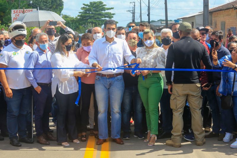 O governador Helder Barbalho participou, na manhÃ£ desta quarta-feira (16), do ato de entrega da nova pavimentaÃ§Ã£o da Estrada da Pirelli, no municÃ­pio de Marituba, RegiÃ£o Metropolitana de BelÃ©m. Os 6 km de extensÃ£o da via receberam asfalto novo e de qualidade atravÃ©s do programa estadual "Asfalto Por Todo o ParÃ¡", executado pela Secretaria de Desenvolvimento Urbano e Obras PÃºblicas (Sedop). <div class='credito_fotos'>Foto: Marco Santos / Ag. Pará   |   <a href='/midias/2021/originais/8719_fd19547c-99fb-904d-49bb-d30a9886bce0.jpg' download><i class='fa-solid fa-download'></i> Download</a></div>