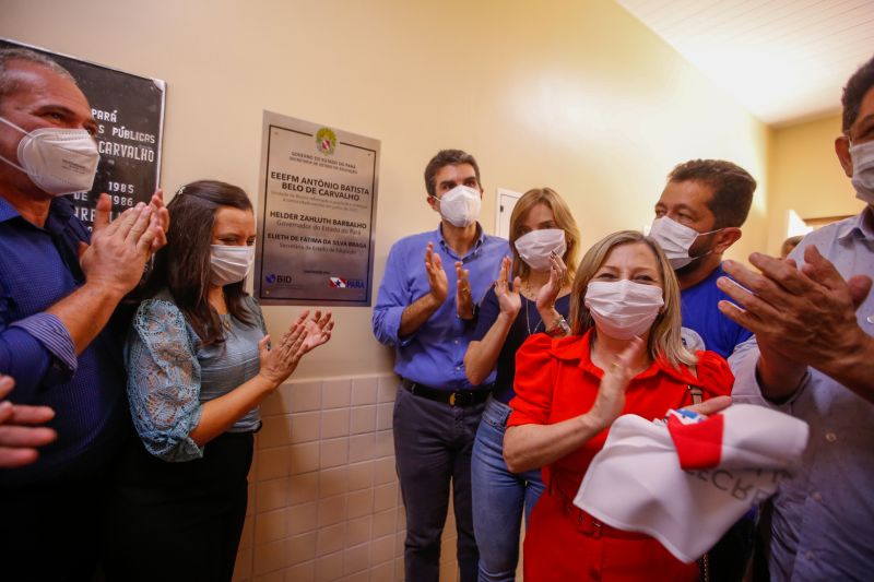 Cumprindo agenda na regiÃ£o oeste do ParÃ¡, em comemoraÃ§Ã£o aos 360 anos de fundaÃ§Ã£o da cidade de SantarÃ©m, o governador do Estado, Helder Barbalho, ao lado da secretÃ¡ria de EducaÃ§Ã£o, Elieth de FÃ¡tima Braga, entregou, nesta terÃ§a-feira (22), a Escola Estadual de de Ensino Fundamental e MÃ©dio AntÃ´nio Batista Belo de Carvalho reconstruÃ­da e ampliada, garantindo mais conforto e comodidade aos alunos santarenos. <div class='credito_fotos'>Foto: Marco Santos / Ag. Pará   |   <a href='/midias/2021/originais/8741_11555677-5b47-8d94-5b26-313ca6e58cdf.jpg' download><i class='fa-solid fa-download'></i> Download</a></div>