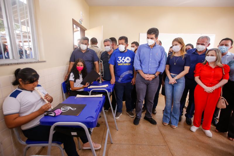 Cumprindo agenda na regiÃ£o oeste do ParÃ¡, em comemoraÃ§Ã£o aos 360 anos de fundaÃ§Ã£o da cidade de SantarÃ©m, o governador do Estado, Helder Barbalho, ao lado da secretÃ¡ria de EducaÃ§Ã£o, Elieth de FÃ¡tima Braga, entregou, nesta terÃ§a-feira (22), a Escola Estadual de de Ensino Fundamental e MÃ©dio AntÃ´nio Batista Belo de Carvalho reconstruÃ­da e ampliada, garantindo mais conforto e comodidade aos alunos santarenos. <div class='credito_fotos'>Foto: Marco Santos / Ag. Pará   |   <a href='/midias/2021/originais/8741_294b82fa-596f-d747-f160-177f147c06ba.jpg' download><i class='fa-solid fa-download'></i> Download</a></div>