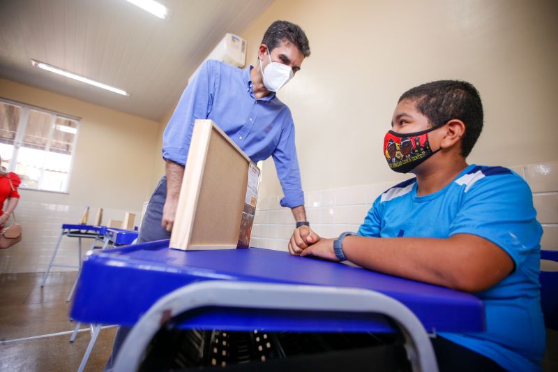 Cumprindo agenda na regiÃ£o oeste do ParÃ¡, em comemoraÃ§Ã£o aos 360 anos de fundaÃ§Ã£o da cidade de SantarÃ©m, o governador do Estado, Helder Barbalho, ao lado da secretÃ¡ria de EducaÃ§Ã£o, Elieth de FÃ¡tima Braga, entregou, nesta terÃ§a-feira (22), a Escola Estadual de de Ensino Fundamental e MÃ©dio AntÃ´nio Batista Belo de Carvalho reconstruÃ­da e ampliada, garantindo mais conforto e comodidade aos alunos santarenos. <div class='credito_fotos'>Foto: Marco Santos / Ag. Pará   |   <a href='/midias/2021/originais/8741_91df3002-972b-e3af-600f-34e3426a4048.jpg' download><i class='fa-solid fa-download'></i> Download</a></div>