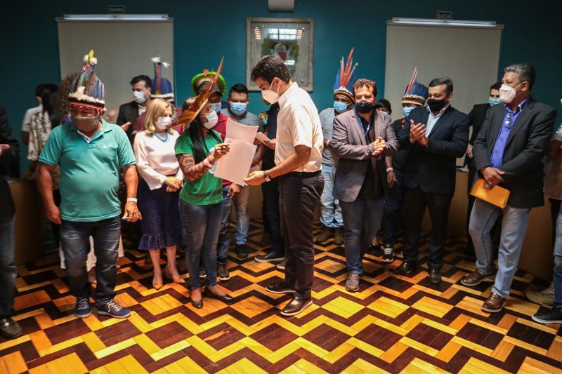 Nesta quarta-feira (23), o Governo do Estado criou um grupo de trabalho que serÃ¡ responsÃ¡vel pela execuÃ§Ã£o das pautas indÃ­genas no ParÃ¡. A decisÃ£o do Governador Helder Barbalho foi depois de um encontro com lideranÃ§as indÃ­genas de diversas etnias, que trouxeram Ã  gestÃ£o estadual 11 reivindicaÃ§Ãµes, que foram apresentadas durante a 2Âª ReuniÃ£o OrdinÃ¡ria do Conselho de PolÃ­tica Indigenista do Estado do ParÃ¡ (Consepi), realizada na semana passada em SantarÃ©m, oeste paraense. <div class='credito_fotos'>Foto: Bruno Cecim / Ag.Pará   |   <a href='/midias/2021/originais/8747_28679ed7-ad99-cfba-91a7-88d4b82a3548.jpg' download><i class='fa-solid fa-download'></i> Download</a></div>